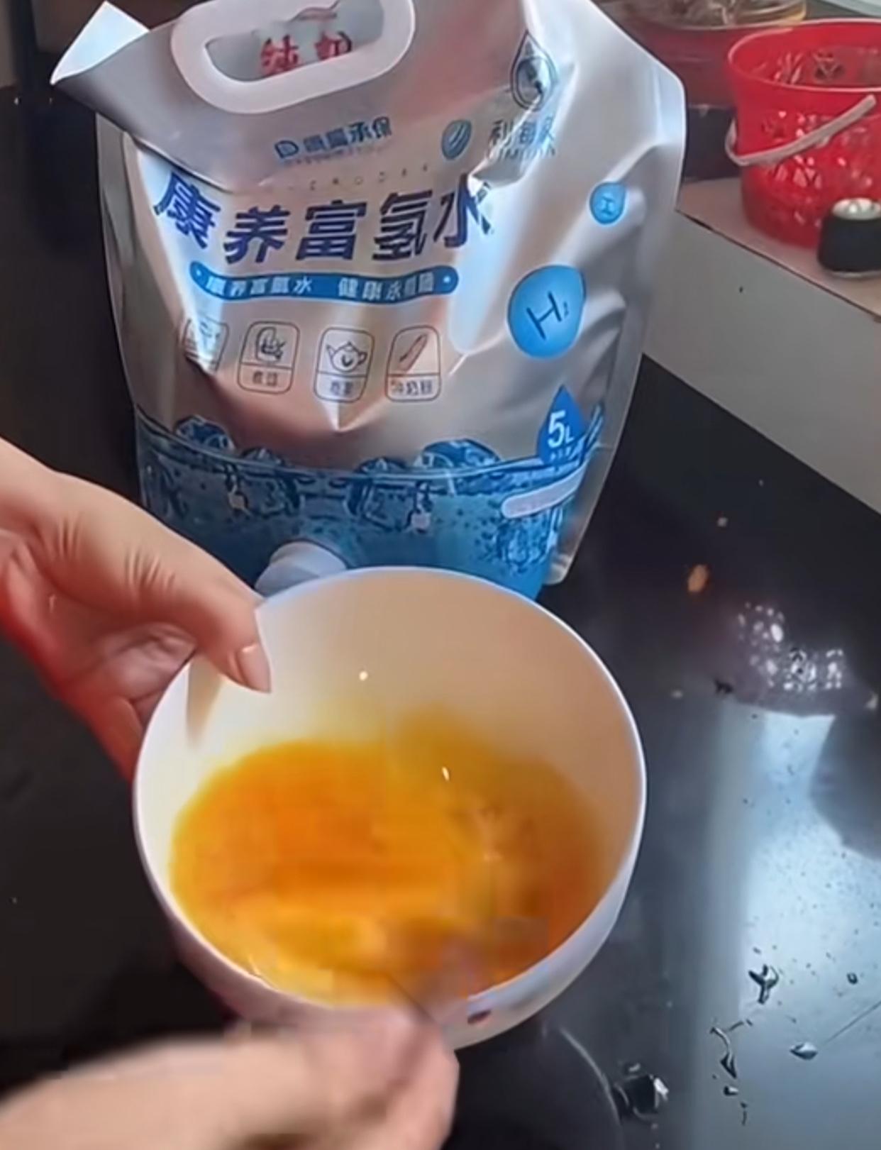 二姨又被大街上长得很“老实”的小伙子骗了！！

这不，她这段时间总用富氢水做饭炒