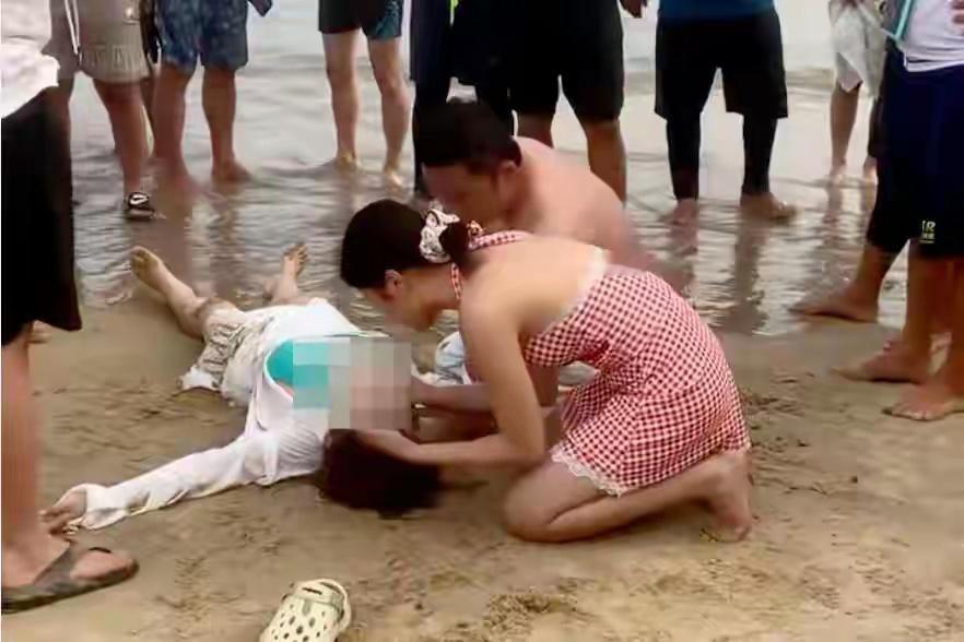 海南万宁一女游客溺水心脏骤停，度假护士夫妻上演“教科书式急救” 