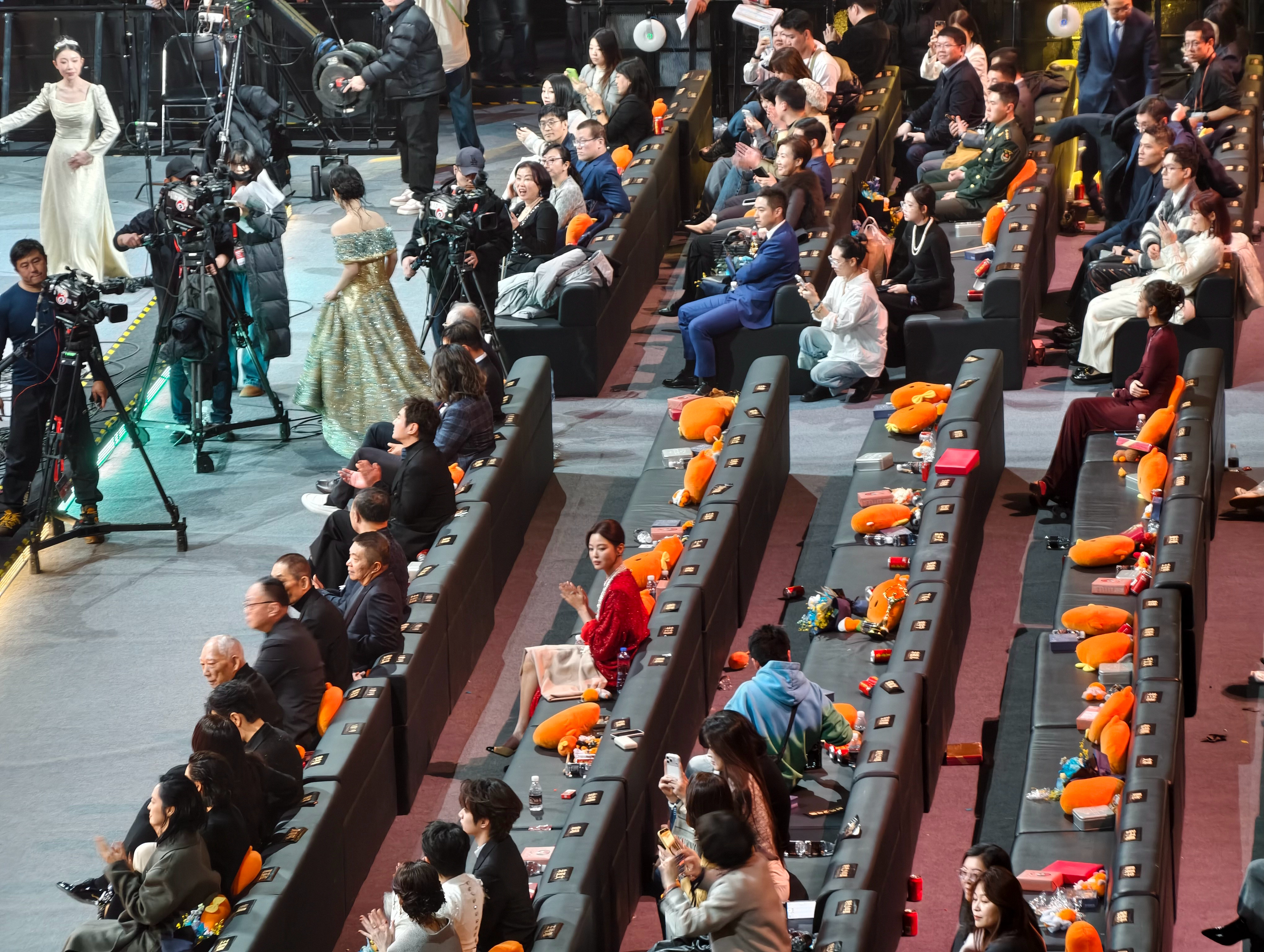 微博之夜致歉肖战辛芷蕾让C别得不说，辛芷蕾今天真挺惨的第一次坐个C位，旁边空空落