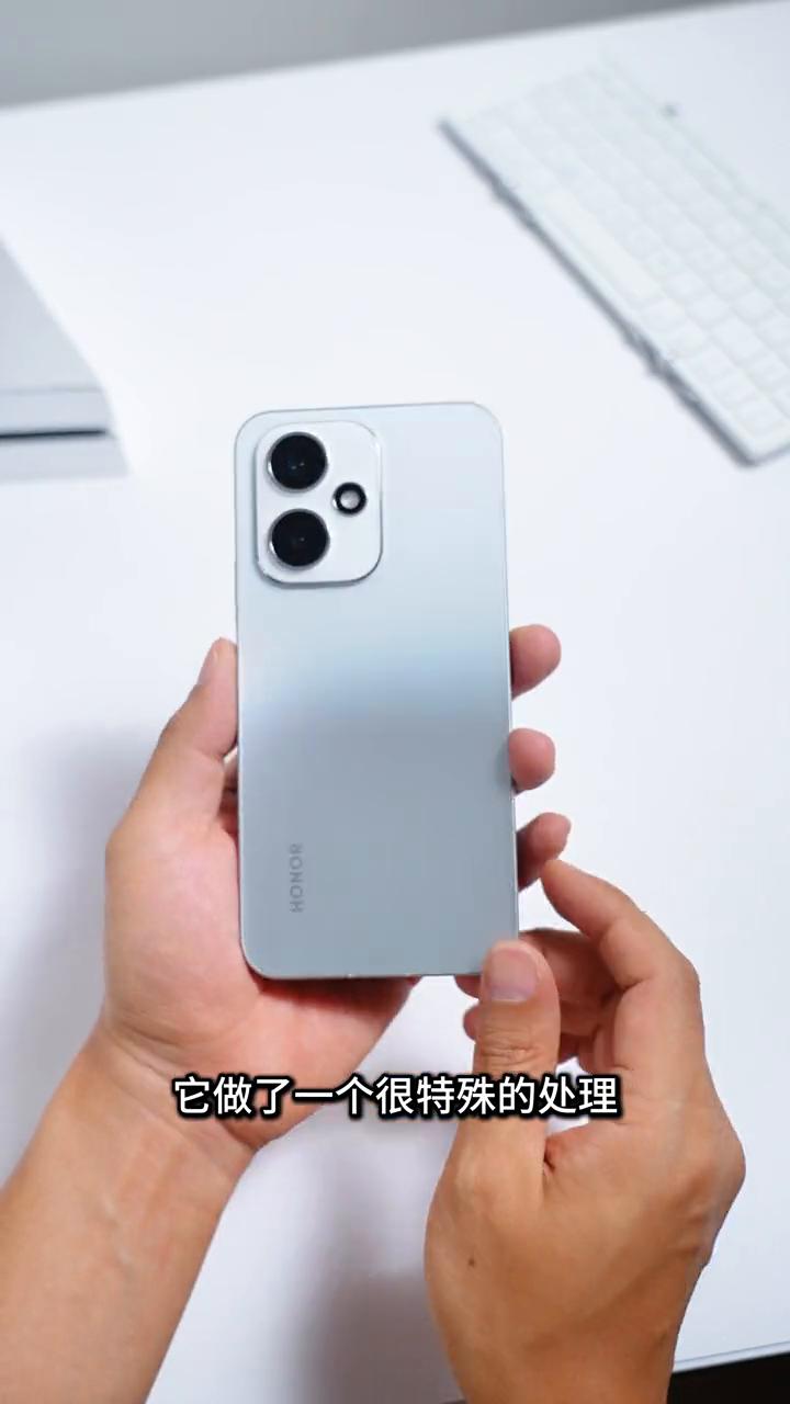 新机开箱：荣耀400标准版。
肖同战款。
给大家整个好玩的。
·点击图库创作，这
