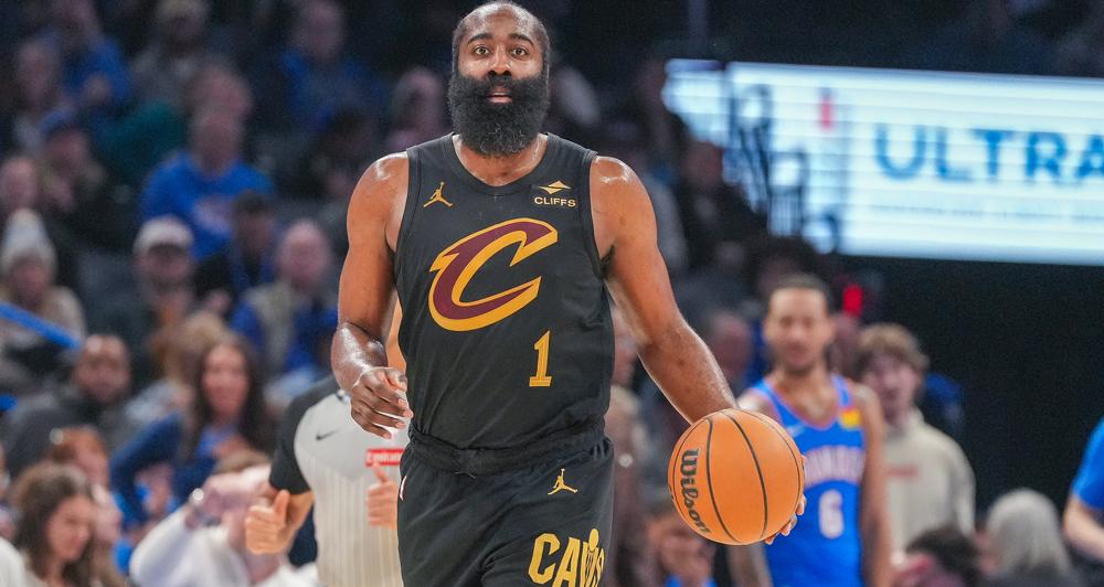 詹姆斯·哈登在因拇指骨折缺席两场后，于周日重返克利夫兰骑士阵容，并帮助球队以10