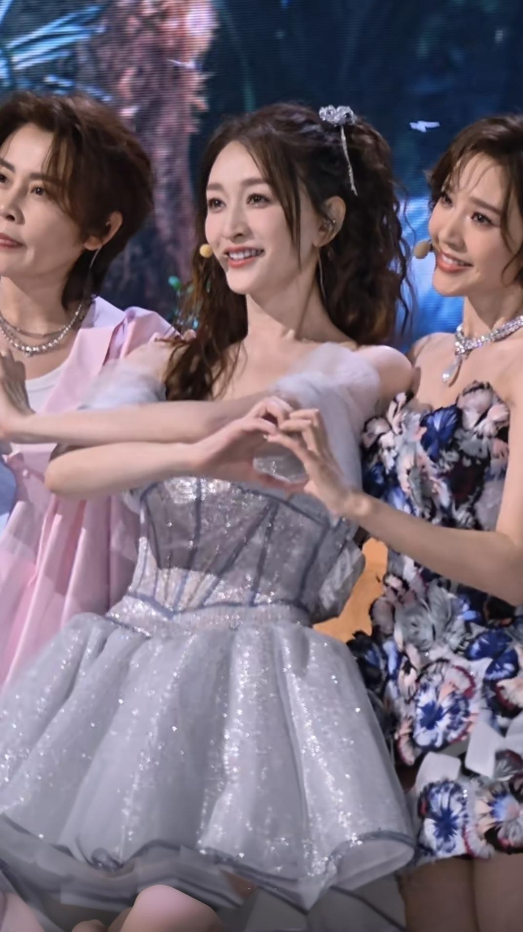 50岁扎双马尾，
穿蓬蓬裙，
却一点不违和，
只有李小冉了吧！