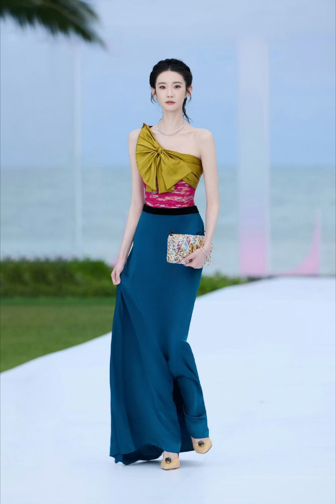 张艺凡镜头下得多瘦好长好瘦一条😯 ​​​