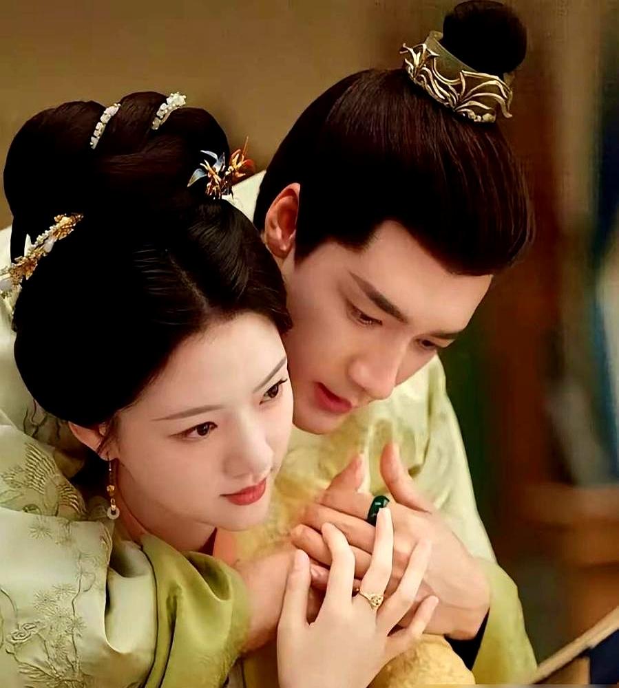 那边王鹤润、此沙的《佳偶天成》已经火速开宣了！
 

这边任嘉伦呢？好像对新剧《