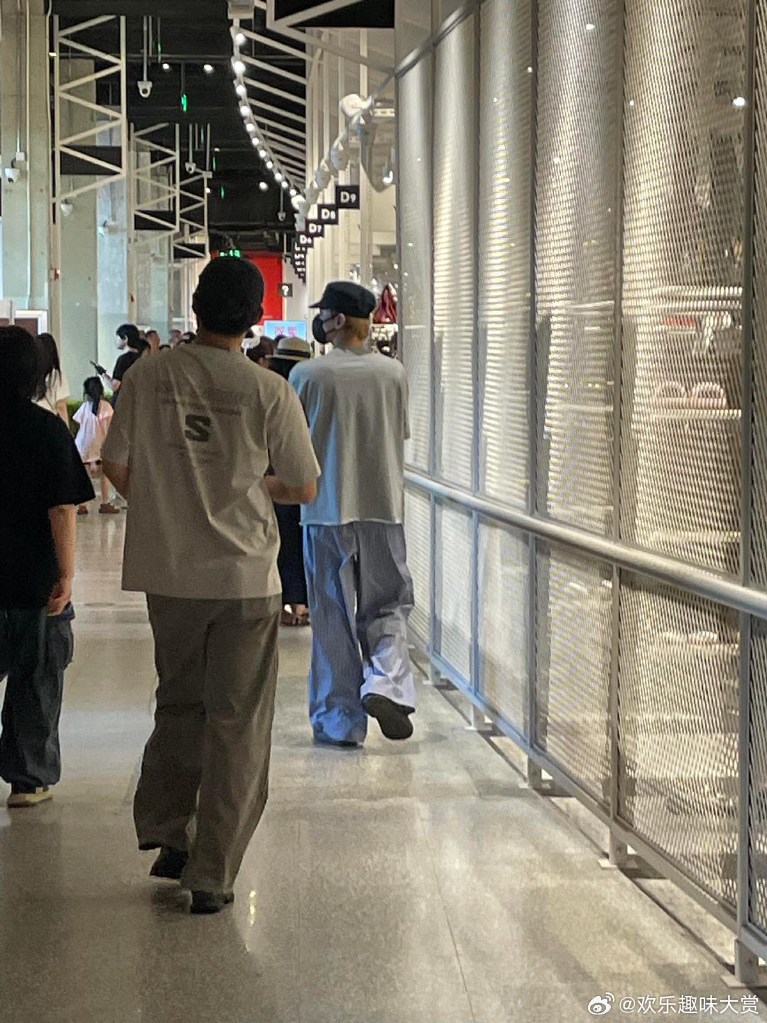 北京偶遇白敬亭逛街网友在北京偶遇白敬亭逛街，哈哈哈哈远远一看就知道是白敬亭的程度