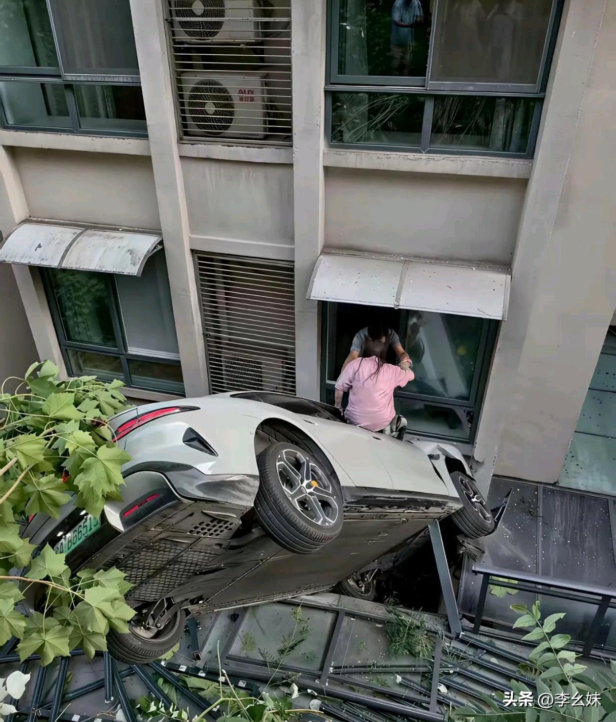 女司机的车总会出现在一些你意想不到的地方