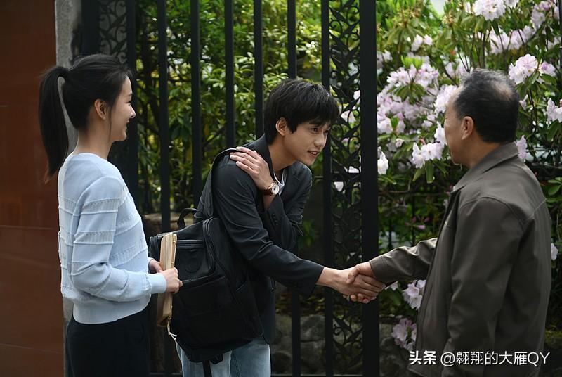 有一媒婆带着一个小伙去女方家相亲，俩人在屋里聊了一会儿，女孩就出来了，媒人上前问