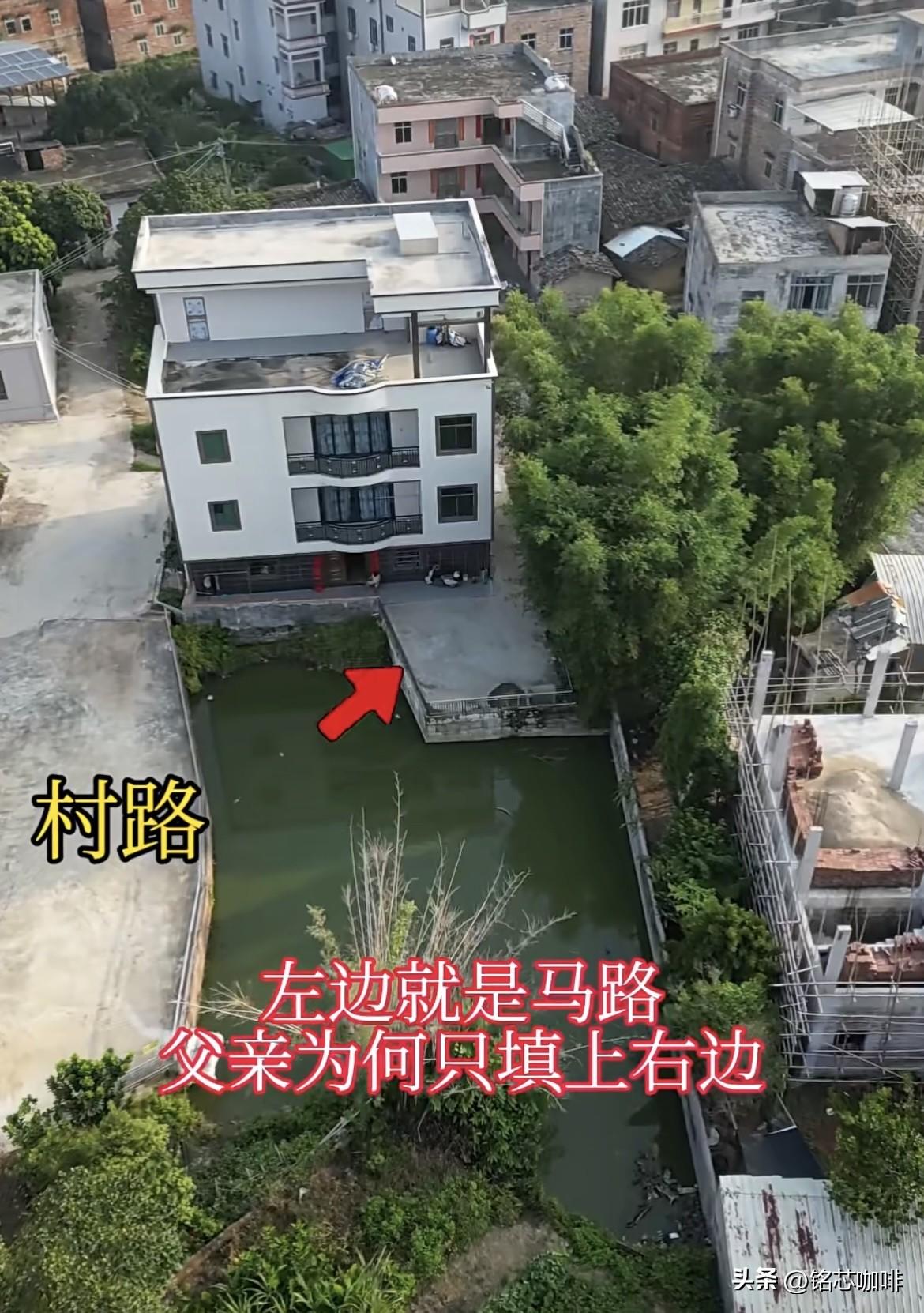 左边就是马路，
父亲为何只填上右边。
左边反而空出一大片，
出入要绕一大圈很是奇