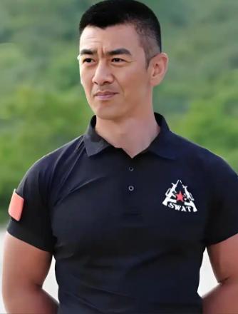 2004年，演员任天野突然接到大11岁继母的电话：“天野，我有了你爸的宝宝，他却