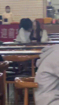 快餐店“沉浸式”情侣：旁若无人的亲密，到底是大胆还是没边界？
家人们，今天刷到的
