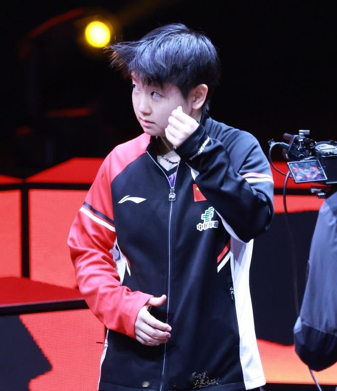 看把个头发整的 有个性 孙颖莎超绝二次反应