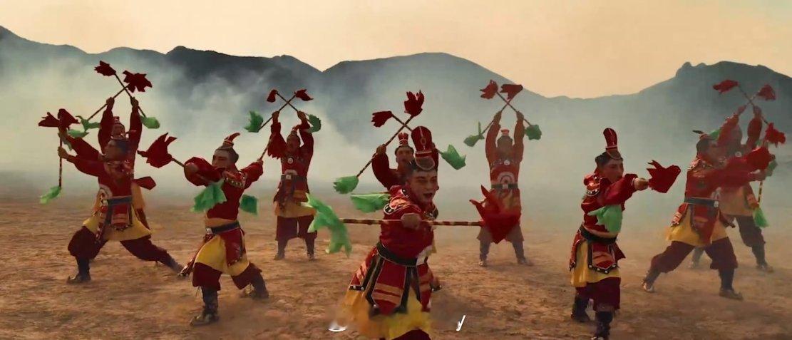 华为Mate80上演万马奔腾大场面快来围观大作，手机影像竟然如此之强，色彩，氛围