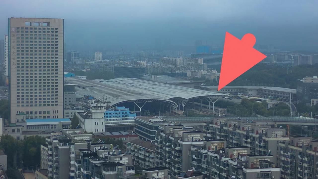 《这里正在干什么？……》
   从南京火车站列车始发大棚（图1红箭头所示），沿红