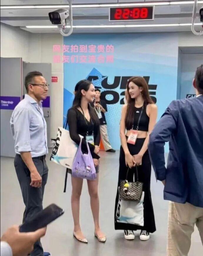 蔡崇信吴明华官宣离婚，却不想王秋怡成了背锅侠！

一张工作合照掀起漫天流言，蔡崇