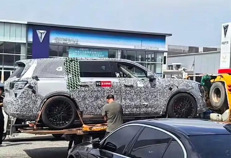 懂车之道快讯，11月14日，社交平台上曝光了一张疑似AITO问界品牌旗下大型SU