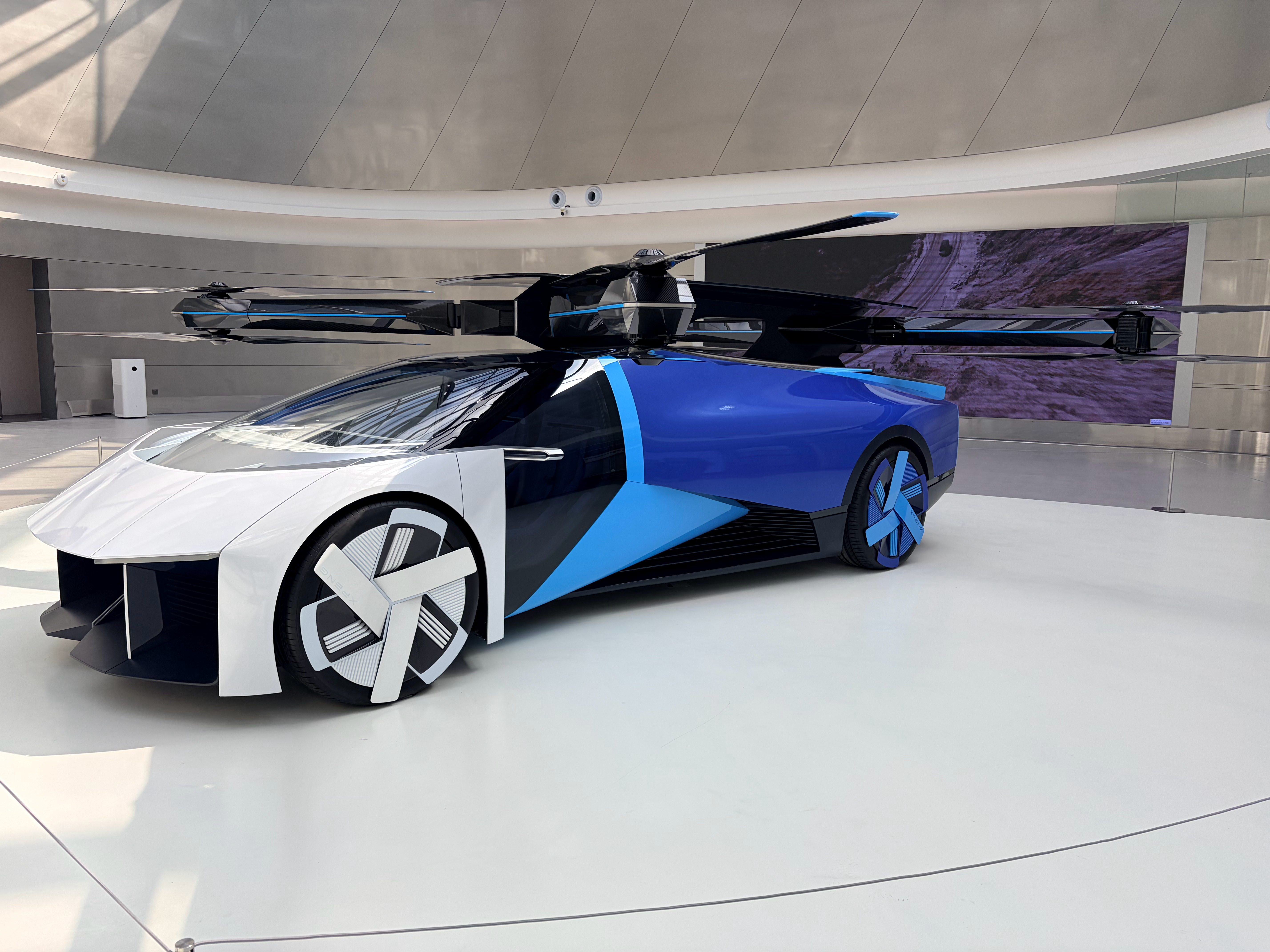 小鹏科技日 看到了一堆非常酷的飞行汽车，尤其第一个，可以说地空一体了。我有一个小