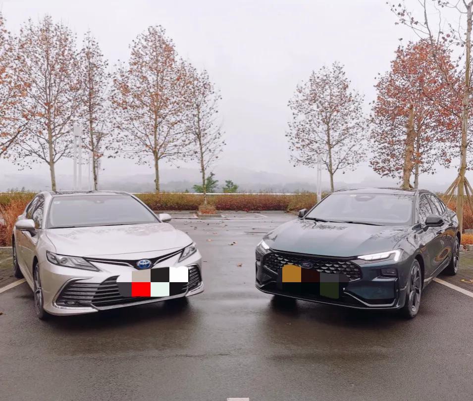 这两辆蓝牌油电混动摆在一起，可能大部分人都选丰田凯美瑞不会选择福特蒙迪欧吧？凯美