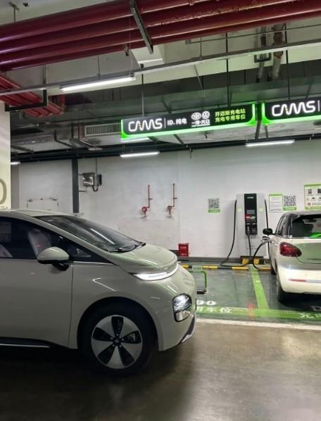 今天去宝骏4S店看车，结果发现人特别多，原来都是看宝骏云朵灵犀版的，虽然距离正式