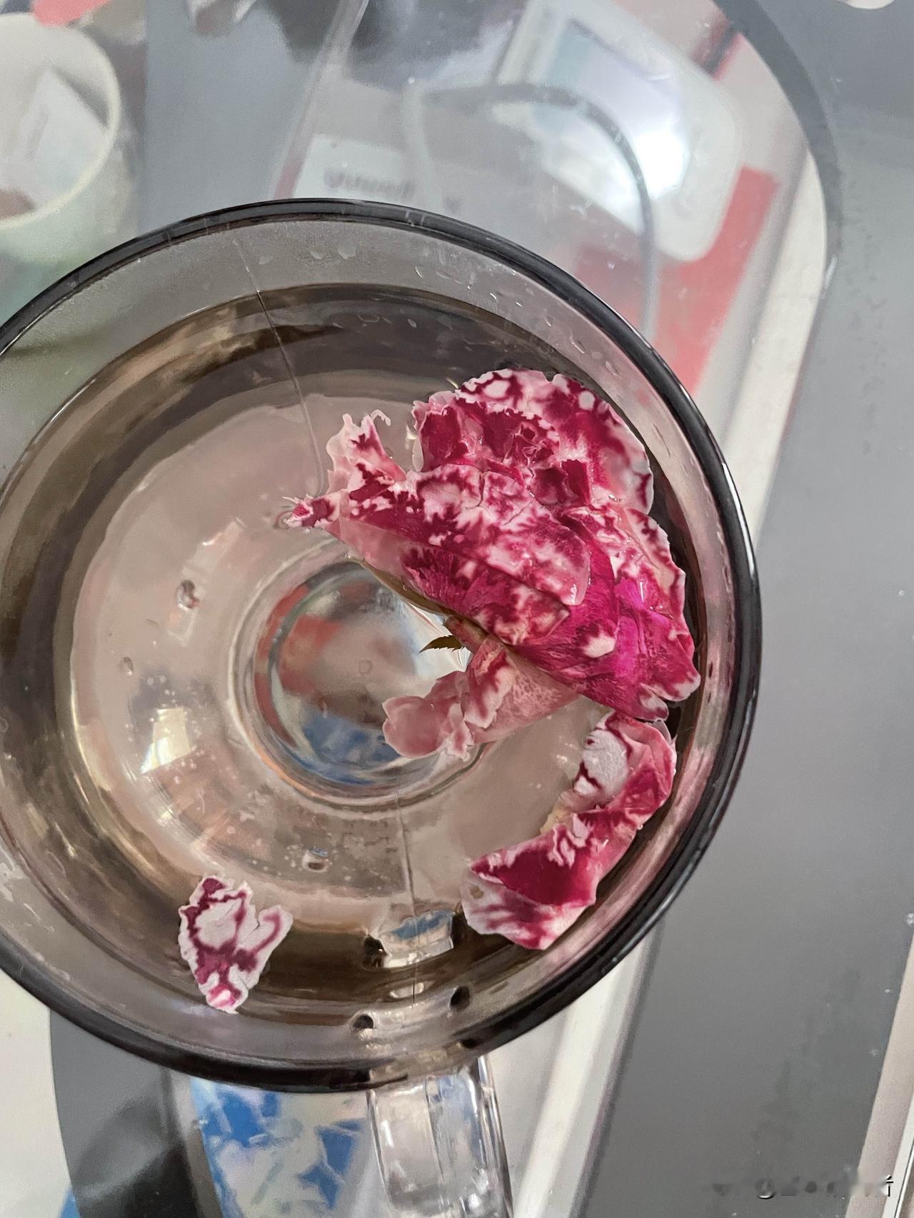别再乱喝玫瑰花茶了！这些真实好处和禁忌，看完再喝不踩坑

都说女人如花，可你知道