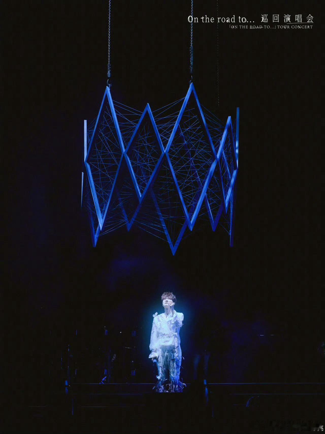 王铮亮唱得念头通达 整活小能手王铮亮上线！手写热搜拉满亲切感，跨晚三个舞台惊喜连