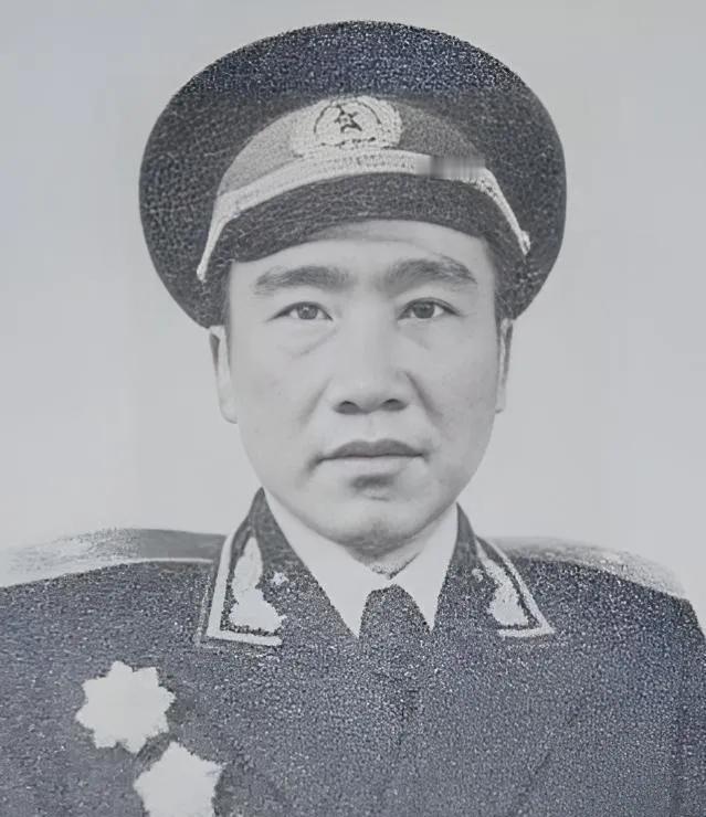 1955年在举行授衔仪式之际，他竟猛地一把扯下肩章，而后扬长离去，紧接着便立下了