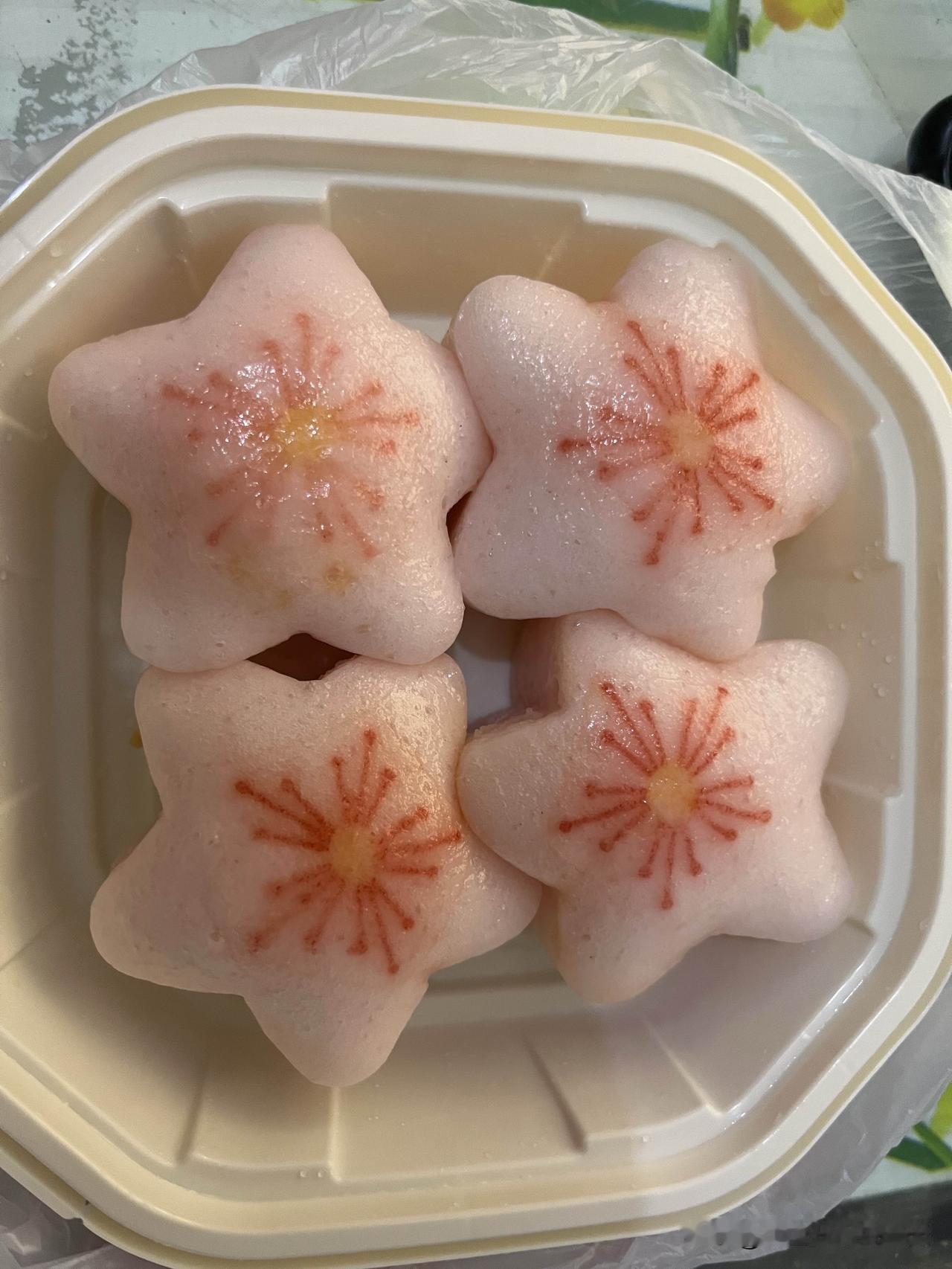 谁能拒绝这么好看的樱花糕！粉粉五角星造型，表面印着樱花纹样，拍照特别出片。
外皮
