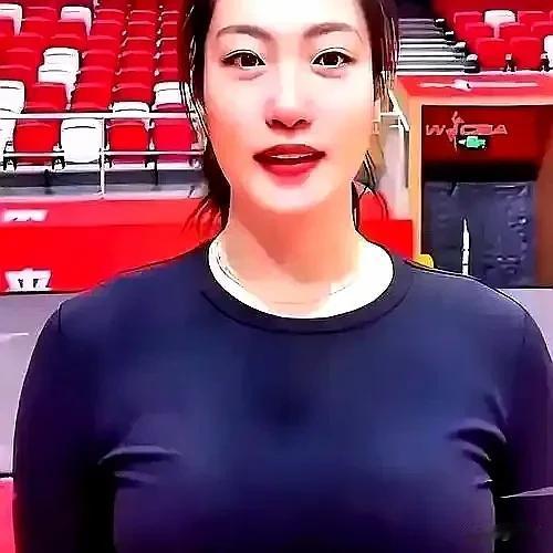 万万没想到李梦竟然这样说：

李梦在直播间中回应批评网友说：“国家女篮要我去的地