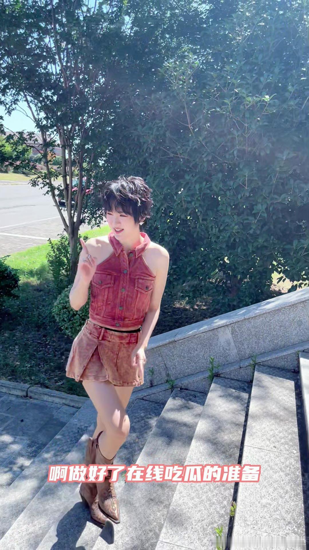 #原来姚安娜也吃瓜##姚安娜网友劝学# 哇！成为恋综的观察室嘉宾啦，美拉德风的她