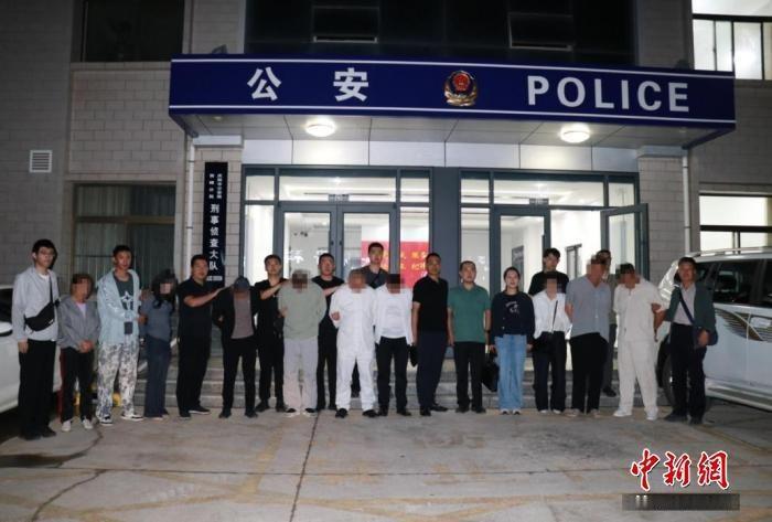 一口一个 “爸、妈” 贴心哄pian，摆上百万jia钞票撑场面，打着大师开光、高
