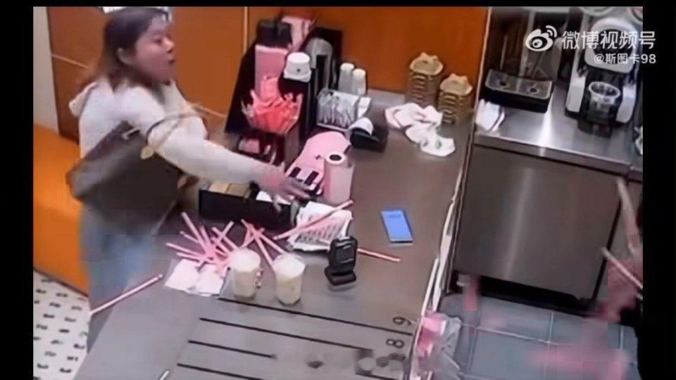 因漏放吸管辱骂打砸店员女子被行拘听说还是教育系统的老师，这样的情绪能教育好学生吗
