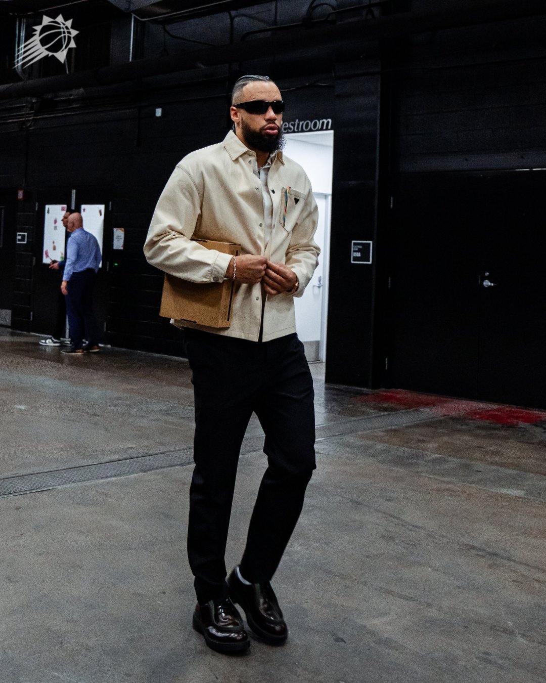 布克和狄龙的ootd。布克穿的像个社区志愿者，狄龙反倒向街办主任湖人vs太阳