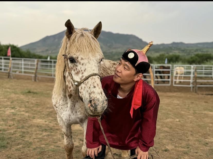 看到傲日其愣和他的马，我一下就泪目了。
小时候家里也养过一匹马，那时候我还小，