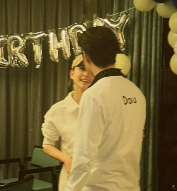 从婚礼上的甜蜜誓言，到生日时的暖心惊喜，窦骁与何超莲始终用实际行动诠释着恩爱。这