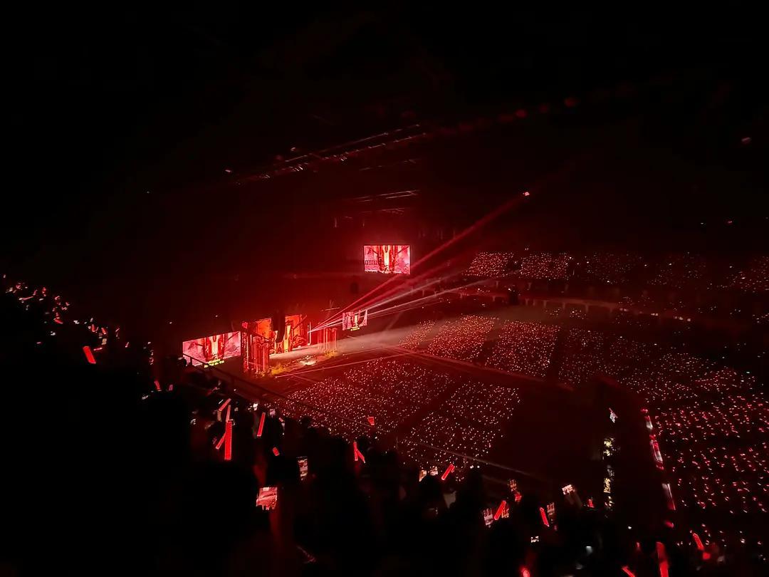 于适今晚演唱会上座率还挺高的 