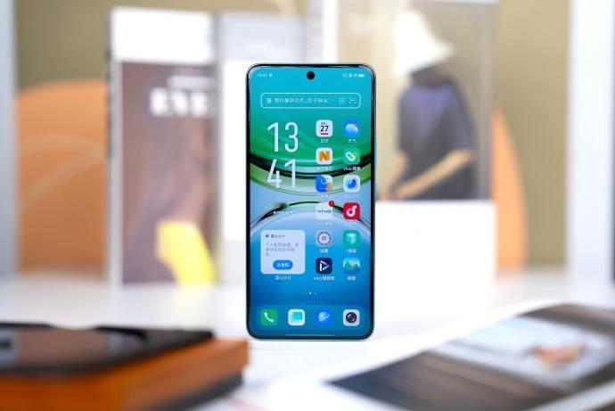 vivo Y300 Pro外观正式解禁，是蓝厂首款全等深微四曲屏手机。继承了曲屏