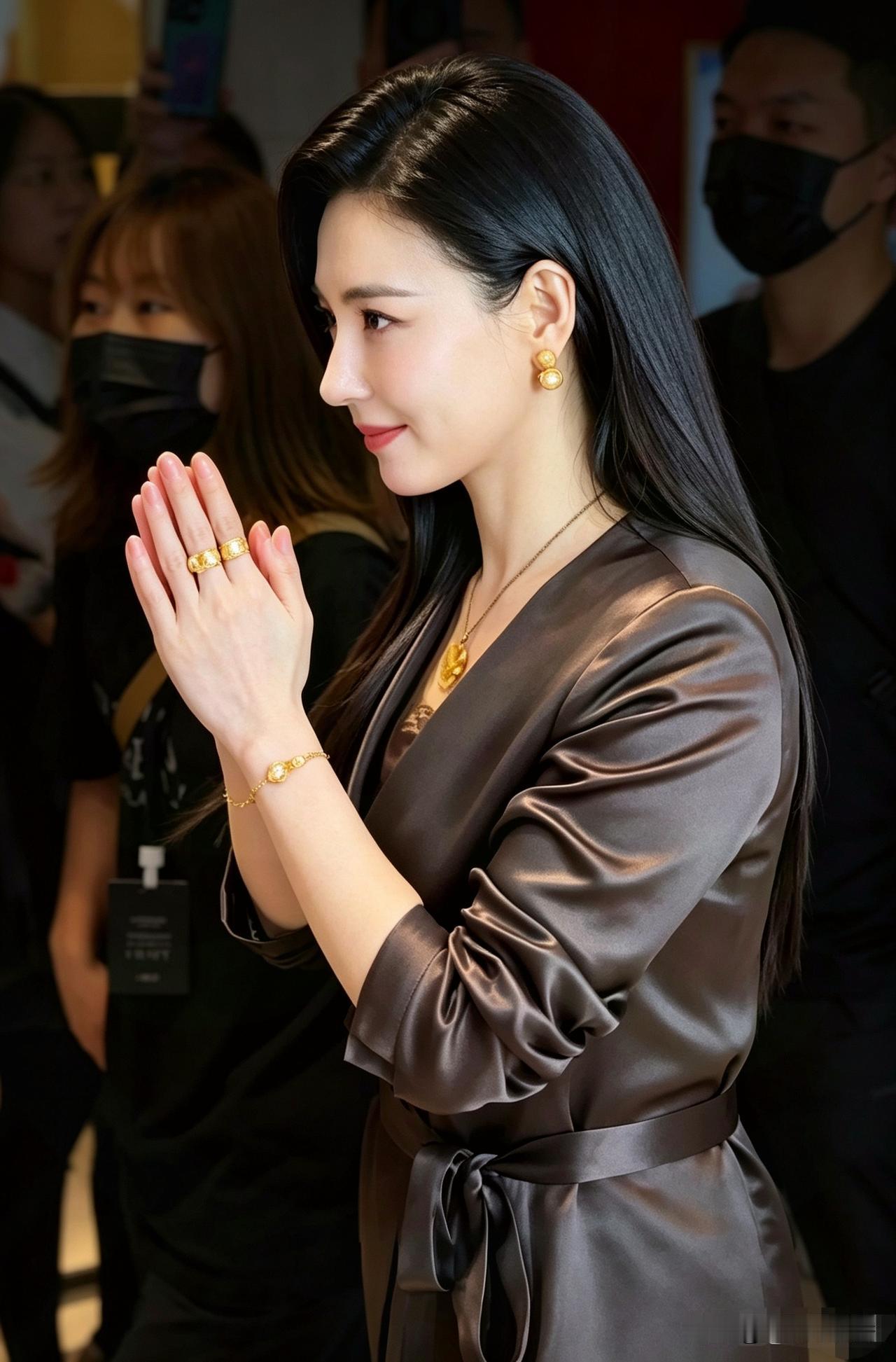 不少路人都说：
张柏芝真人 和镜头里观感差别挺大
 
（路人偶遇观感分享，仅代表