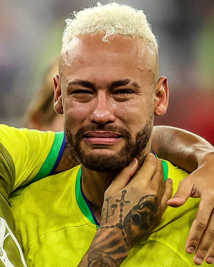 巴西队在世界杯决赛中点球大战爆冷负于克罗地亚，内马尔为此心碎不已 