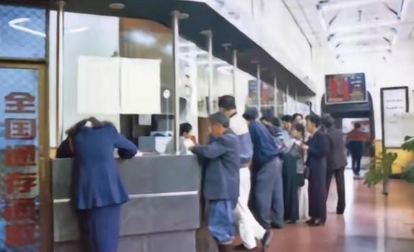 中国邮政真是个神奇的企业！1998年邮电分家后，邮政第一年就亏了179亿，成了全