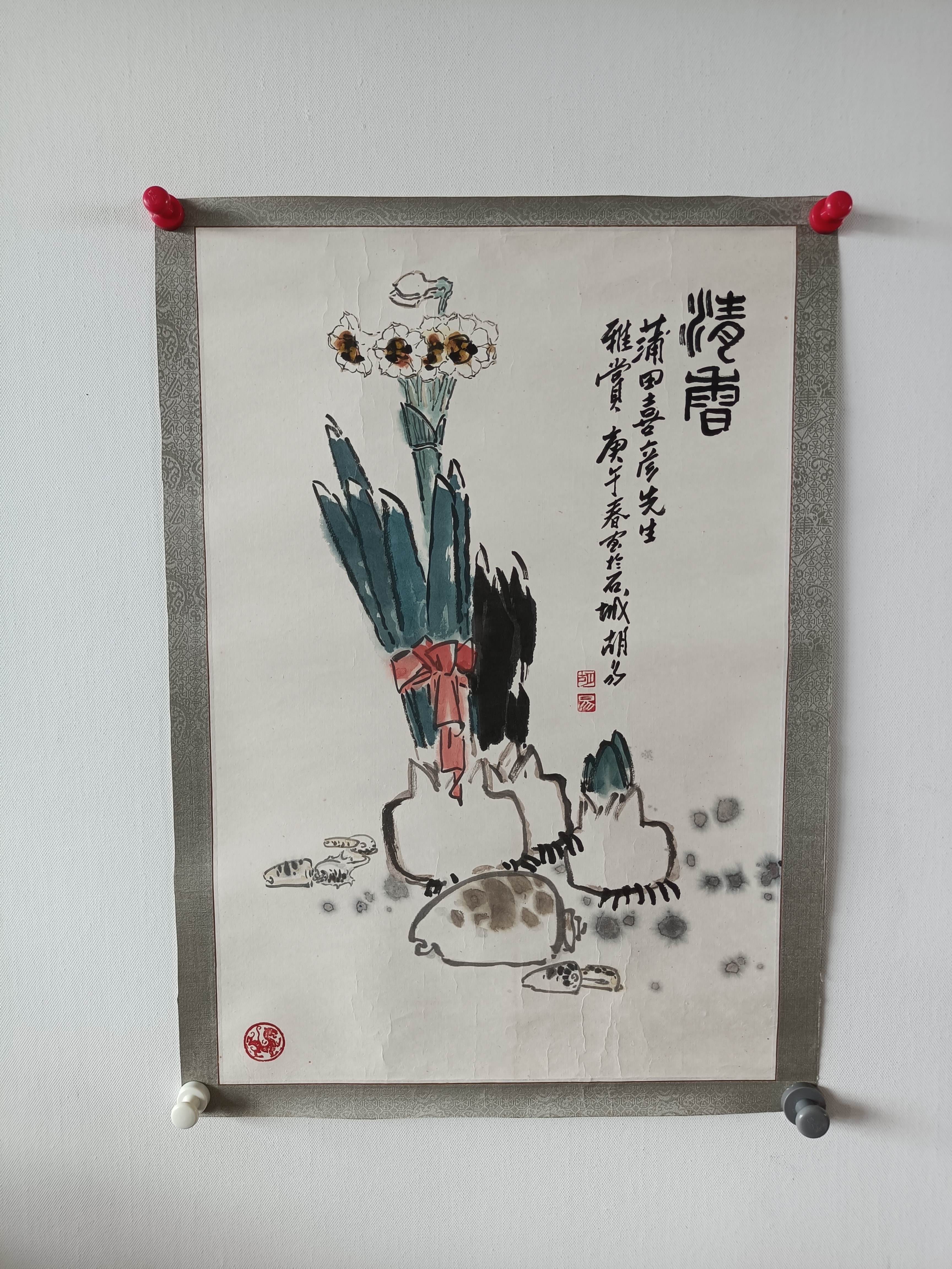 《墨石相伴，淡雅自持》画作巧妙地将水仙与奇石、花生组合，构成了一幅生动的案头清供