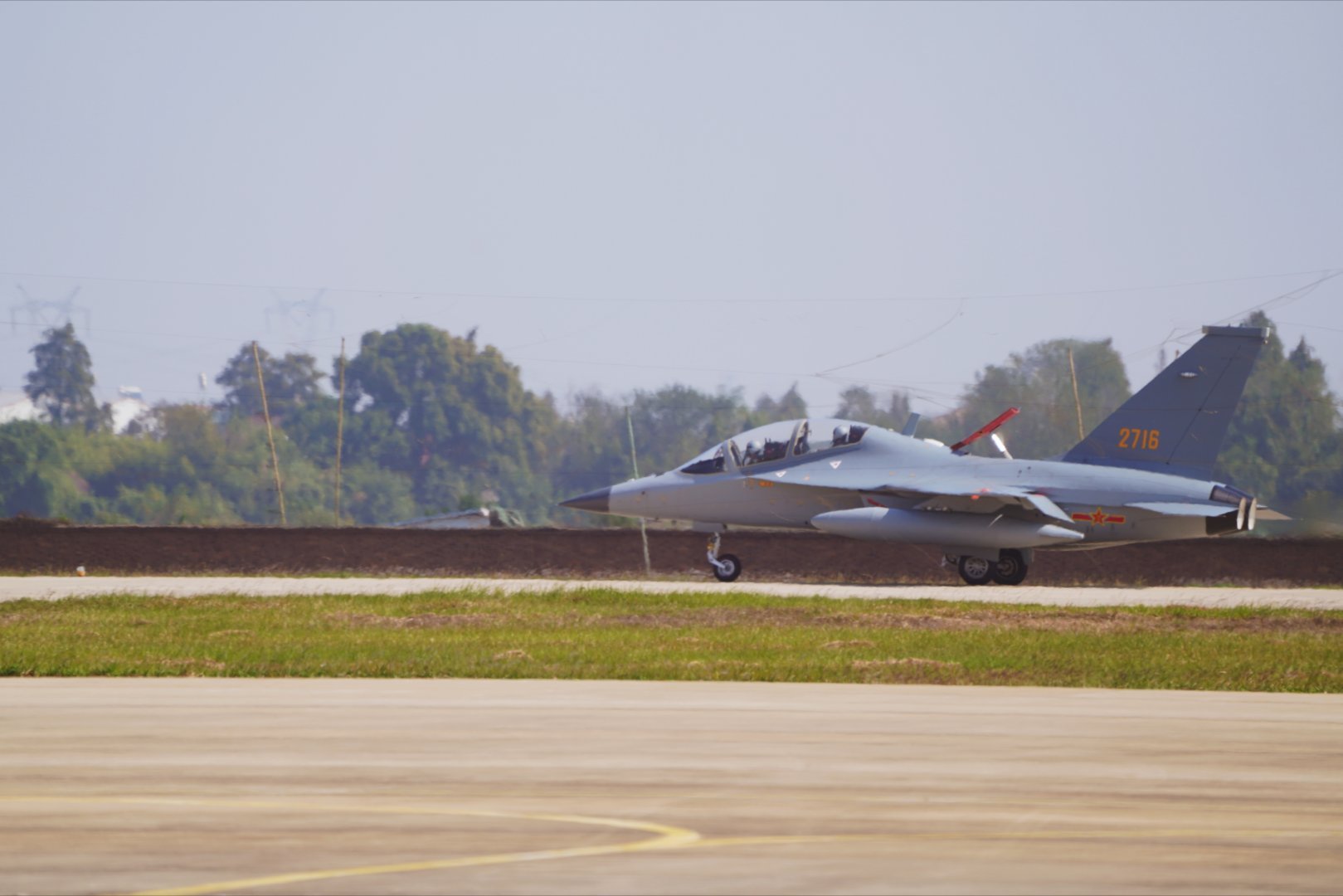 午休时间飞过来两架空军教10。#制胜空天##航空报国 航空强国# ​​​