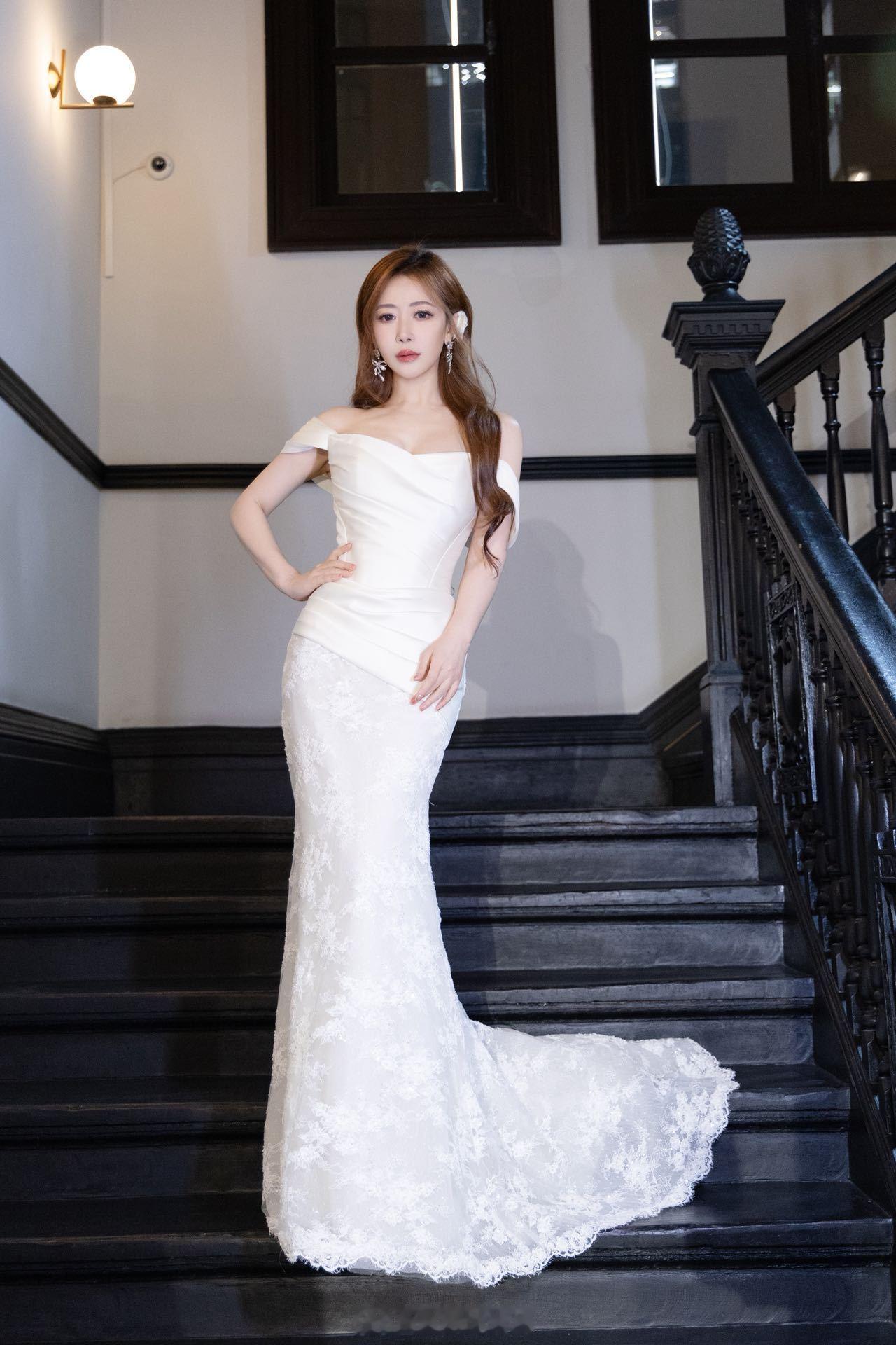陈紫函优雅白裙 一袭白裙现身上海出席品牌活动，鱼尾裙摆拖曳在复古楼梯上，举手投足