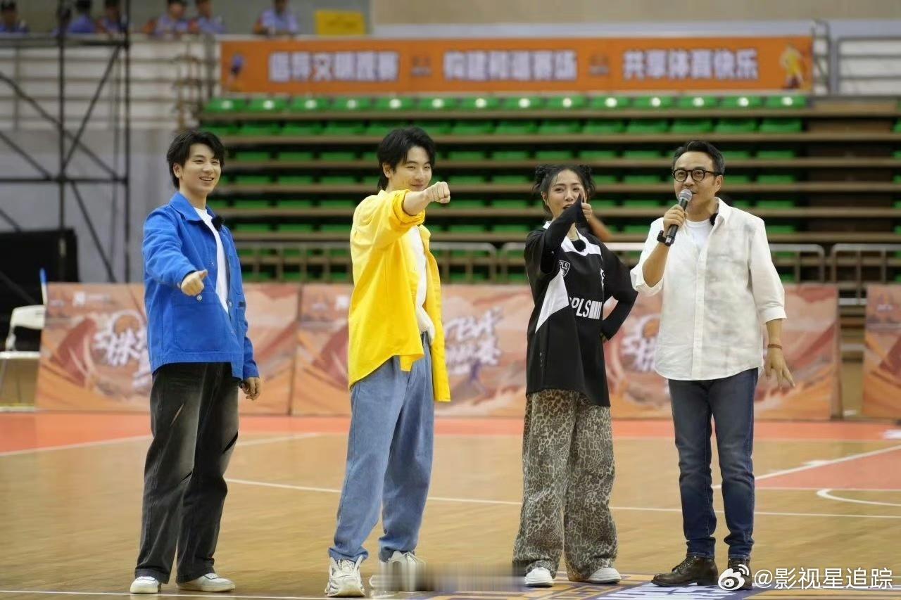 #汪涵去厂BA看球逛夜市了# 昨日，汪涵等明星嘉宾现身株洲，参与了一场激动人心的