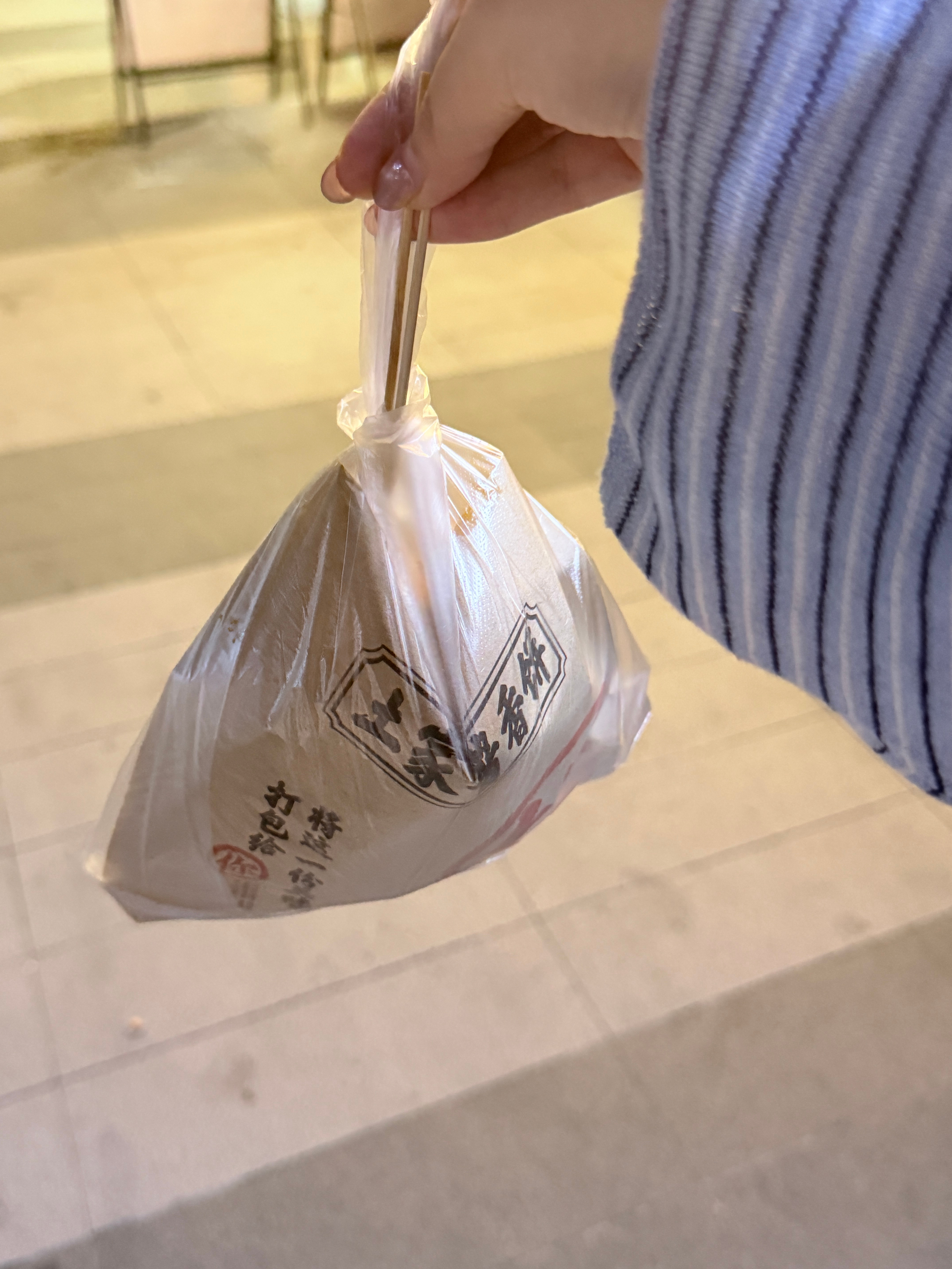 下班路上碰到刚出炉热腾腾脆脆撒满芝麻的酱香饼谁忍得住不切几块回家。 