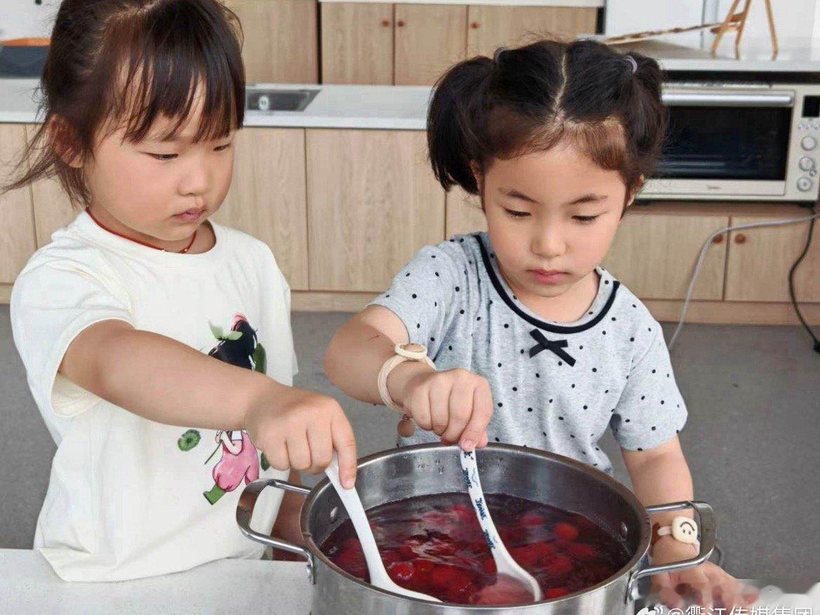 一树杨梅一场成长衢州衢江让教育回归自然横路中心幼儿园巧用园内果树开展实践活动，寓