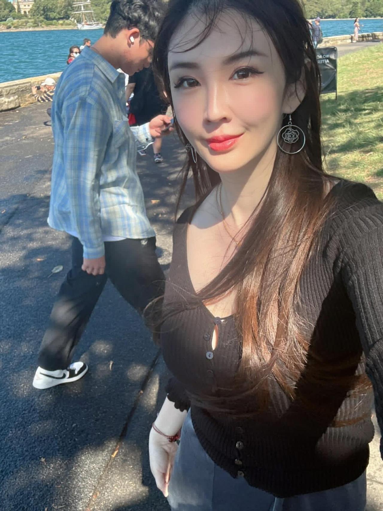 没有滤镜，只有好天气和好心情
海风吹乱了头发，却吹不乱我的开心海风美人照 海风很