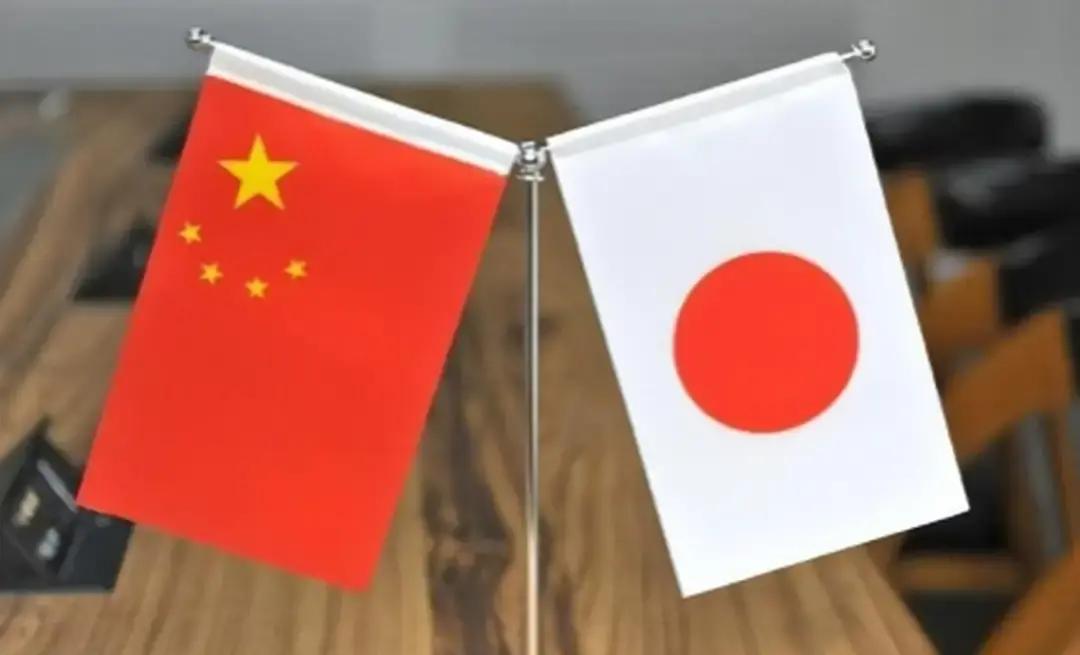 11月25日，日本共同社报道：“中国的反制迅速而密集，而高市早苗首相的支持率不断