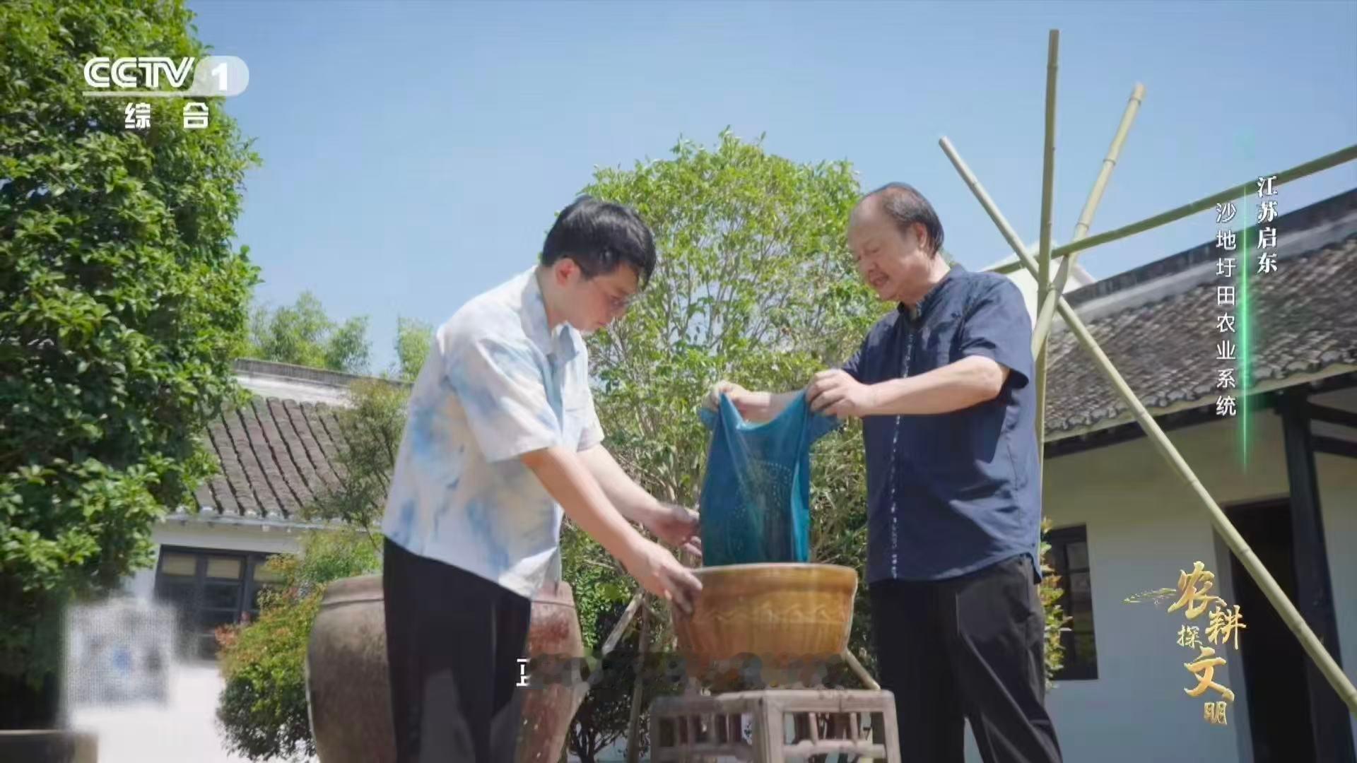 蓝印花布是东方审美的隐藏款江苏启东人用20多天染出一块布 一抹青蓝，一生相伴。启