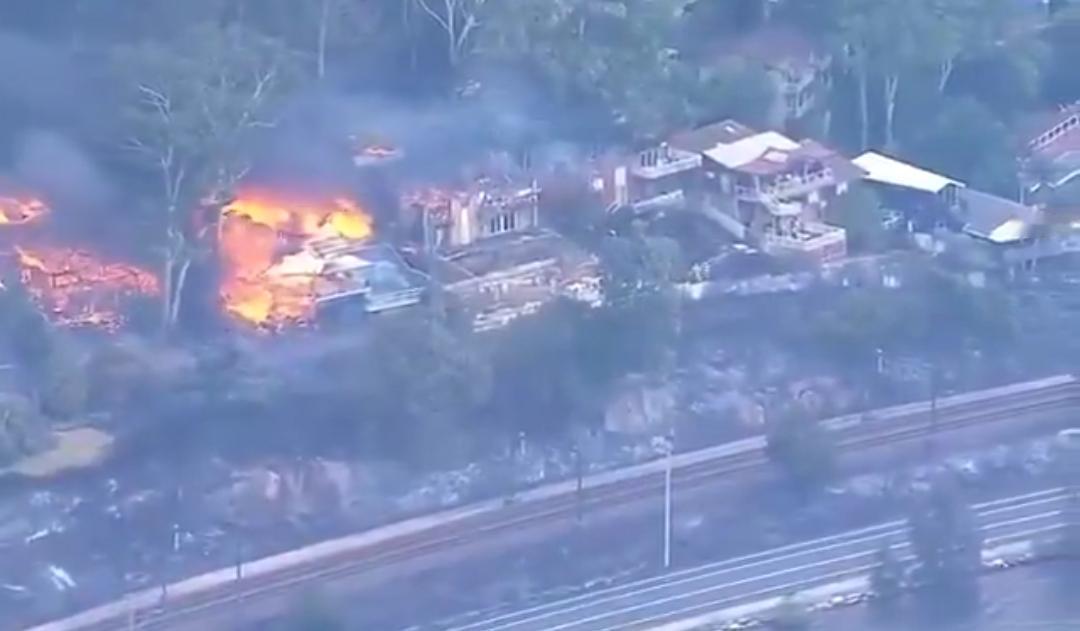 突发快讯：澳大利亚正遭遇大规模山火侵袭，东南部地区火情已超50处，迫使数十万人撤