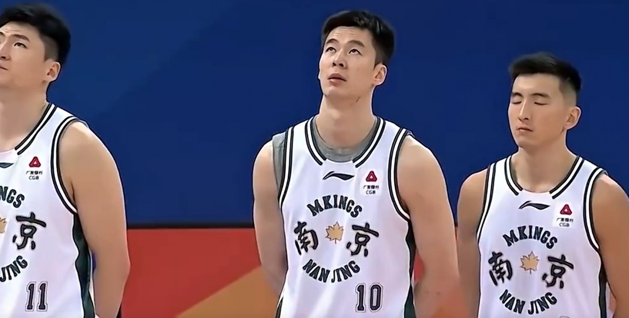 生气！昨天南京同曦球员徐远征在赛前升国旗奏国歌的仪式过程中，￼闭上了眼睛，没有行