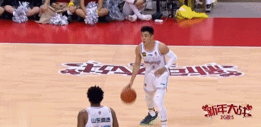 克里斯的这个动作实在是太恶劣了，这是标准的报复动作。而且从慢镜头来看，徐杰并没有